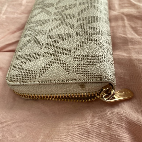Michael Kors zip around wallet - Picture 2 of 3